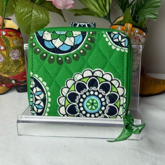 NWOT Vera Bradley Cupcake Green Mini Zip Wallet Retired 4” X 4” Pocket Wallet - Picture 3 of 6